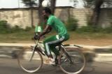 Nigéria : un footballeur fait 103 km à vélo avec un ballon sur la tête !