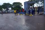 Insalubrité : des Kinois en colère ont déposé des sachets plein d’immondices devant l’Hôtel de ville de Kinshasa