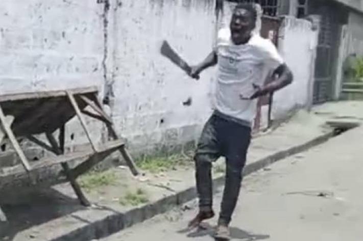 Kinshasa : un policier tire sur le pied d’un “Kuluna” pour le ...