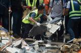 Accident d'avion en Indonésie : les plongeurs continuent de repêcher des débris