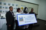 Jamaïque : un gagnant du loto récupère son chèque en portant un masque