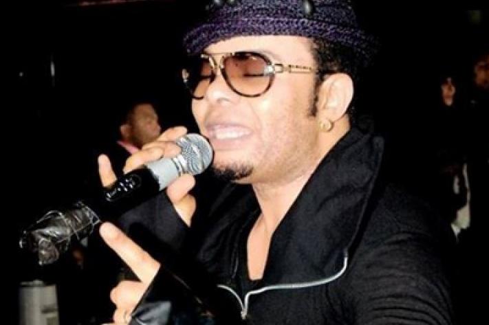 Couvrefeu Surpris par la police en plein concert, le chanteur J.D.T