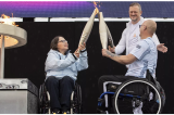 Pourquoi la flamme des Jeux paralympiques a-t-elle été allumée en Angleterre ?