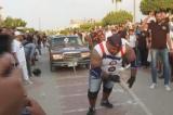 Egypte : Kabonga, l'homme le plus fort du Monde, tire 20 voitures