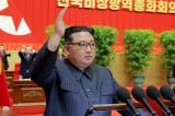 Kim Jong-un salue une 
