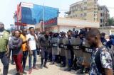 Kinshasa : sit-in devant l’ambassade de l’Afrique du sud, la police tire des gaz lacrymogènes pour disperser les manifestants