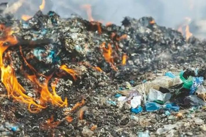 Tribune Kinshasa, ville de l’incinération des déchets à ciel ouvert