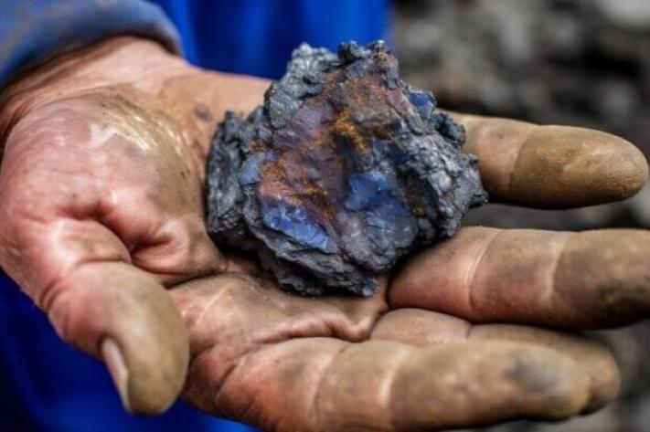 Minerais: Pourquoi le cobalt, ce métal essentiel à la technologie, est-il si controversé ?