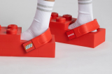 Lego et Crocs lancent le sabot en forme de brique