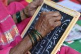 Une Indienne, scolarisée à 92 ans, apprend enfin à lire et écrire