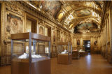Vol des bijoux du Louvre : le musée reste fermé ce lundi, la traque est lancée, la sécurité des musées français en débat