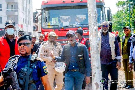Embouteillages à Kinshasa : Bob Amisso supervise l’évacuation des camions-remorques stationnés des deux côtés de la chaussée entre Diplomate et Bandalungwa