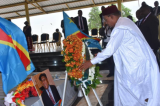 Mahamadou Issoufou dépose une gerbe de fleurs au Mausolée de feu Etienne Tshisekedi