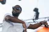 Le rappeur Maître Gims abandonne un bateau en flammes