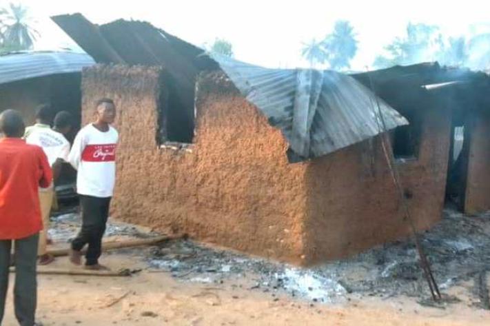 Kasaï : deux morts et dix maisons incendiées dans des violences communautaires à Batshinga