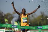 Marathon de Paris : le Kényan Paul Lonyangata vainqueur en 2h06'10
