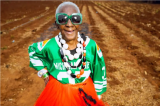 Une grand-mère avec des lunettes de soleil devient une icône insolite de la mode