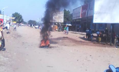 Infos congo - Actualités Congo - -Destitution de Kabund/Kasaï Oriental : les jeunes de l'UDPS manifestent et menacent de brûler...
