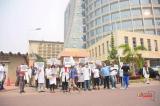 Un groupe de médecins manifeste devant l’hôtel du Gouvernement pour soutenir le Ministre de la santé