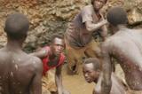 Angola : des réfugiés congolais, creuseurs artisanaux de diamants
