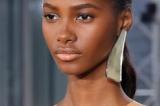 Tendances : 4 nouvelles manières de porter ses boucles d'oreilles  