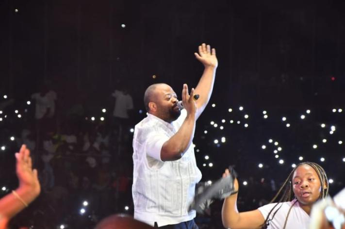 Un an après son concert à Arena Grand Paris, Moïse Mbiye s’invite à l’Accor Arena le 21 novembre prochain