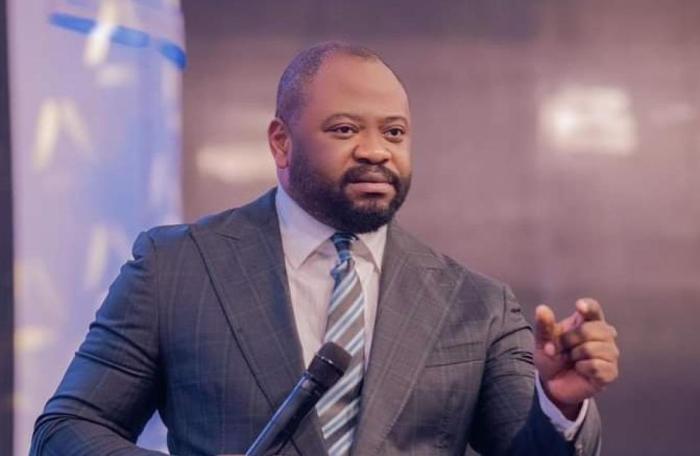 Info Congo - Actualité Congo -  - -Changement de la Constitution en RDC : Moïse Mbiye prend ses distances avec le mouvement de l’archevêque Ejiba au sein de l’Église de réveil