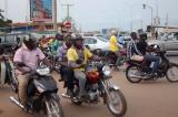 Port des casques par les motards-taxi à Kinshasa : les « wewa » font du « wewa »