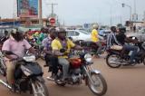 Kinshasa : pénurie du carburant, les taximen moto surenchèrent   