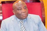 Le ministre de la défense, Aimé Ngoy Mukena, sur une chaise éjectable