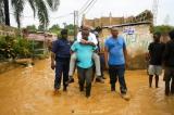 Kinshasa : Néron Mbungu transporté sur le dos pour inspecter les avenues submergées après la pluie  