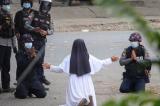 En Birmanie, une nonne s'agenouille devant les militaires pour éviter un massacre
