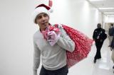 Obama, habillé en Père Noël, distribue des cadeaux à des enfants malades