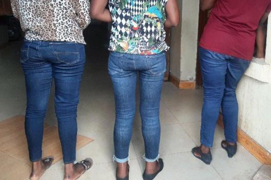 Haut-Katanga : interdiction formelle du port des pantalons, mini-jupes et des habits du type sexy-body aux femmes de la Fonction publique ! 