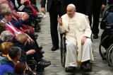 Toujours souffrant, le Pape François peine à marcher