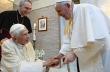 Le pape François annonce que Benoît XVI est 