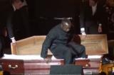 Cameroun: le chanteur Petit-Pays fête ses 30 ans de musique dans un cercueil