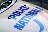 Un homme se fait arracher ses dents en or en pleine rue