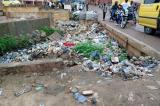 Ngaliema : une partie du pont Camp-Luka envahie de bouteilles en plastique, la population en danger (reportage)