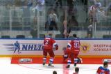 Vladimir Poutine célèbre sa victoire au hockey... et tombe