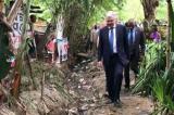 « Saboté » à l’inauguration de l’ambassade, Didier Reynders se montre dans un quartier insalubre de Kinshasa