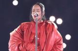 Rihanna se dévoile enceinte durant son énorme prestation au Super Bowl 2023