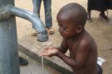 Nord-Ubangi : pour prévenir le choléra à Businga, l'administrateur préconise le lavage des mains et interdit des aliments exposés