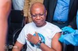Le ministre Roger Nkamba se fait vacciner contre Ebola