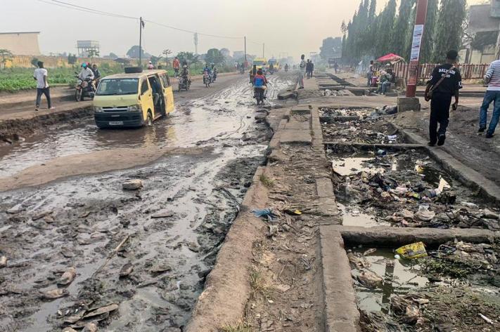 Kinshasa : la boue extraite des caniveaux obstrue la chaussée entre Landu et la prison centrale de Makala