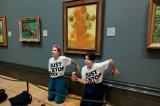 Royaume Uni : prison ferme pour deux militantes écologistes ayant jeté de la soupe sur un tableau de Van Gogh