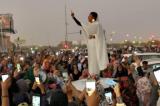Soudan: une femme devient l'icône de la contestation et chante la « révolution »