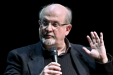 Menacé de mort depuis plusieurs années, Salman Rushdie poignardé près de New York