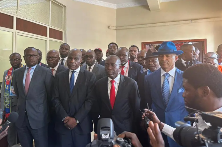 DELLY SESANGA DÉPUTÉ NATIONAL, PARTI ENVOL, AUJOURD'HUI ENCARTÉ A L'OPPOSITION ET CANDIDAT DÉCLARÉ A LA PRESIDENTIELLE A PRÉSENTÉ SES PROPOSITIONS SUR LA "REFONDATION DU CONGO"  A LA DIASPORA A PARIS ! Sesanga_fayulu_katumbi_et_matata_230_png_711_473_1