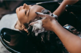 Reverse Washing : la nouvelle méthode pour des cheveux plus hydrates et volumineux